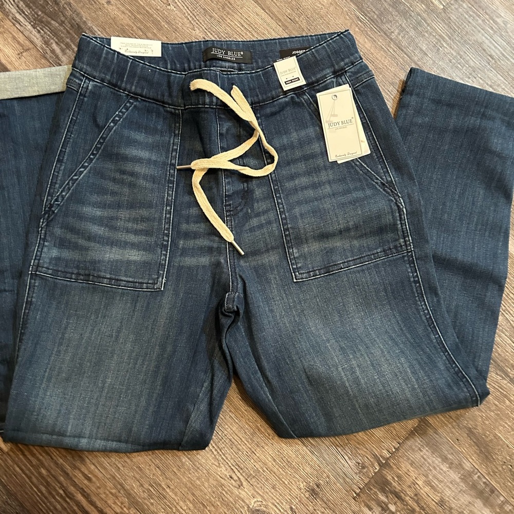 Judy Blue denim joggers. Size 7/28, inseam is 31”. Soft, stretchy, and so cute.